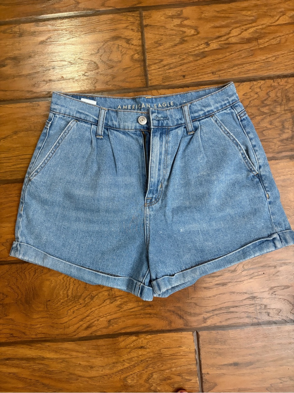 American Eagle Outfitters 90’s Retro Style Denim Pleated Cuffed Shorts Size 4